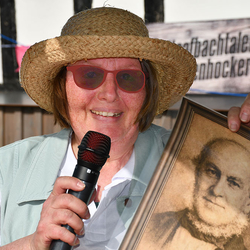 Ulrike Clever organisierte für die Dorfgemeinschaft Neuhonrath + Auel das Event zu Ehren der Breuer-Brüder. Sie moderierte die Veranstaltung und berichtete aus dem Leben von Adam Joseph Breuer. (Foto Axel Friedrich)