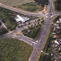 Aus fünf Richtungen treffen die Verkehrsströme an der Donrather Kreuzung zusammen. Oben die L 288 aus Rösrath, rechts die B 484 aus Donrath, unten die B 507 aus Pohlhausen, links die Lohmarer Hauptstraße, links oben die B 484n. 
Foto Morich