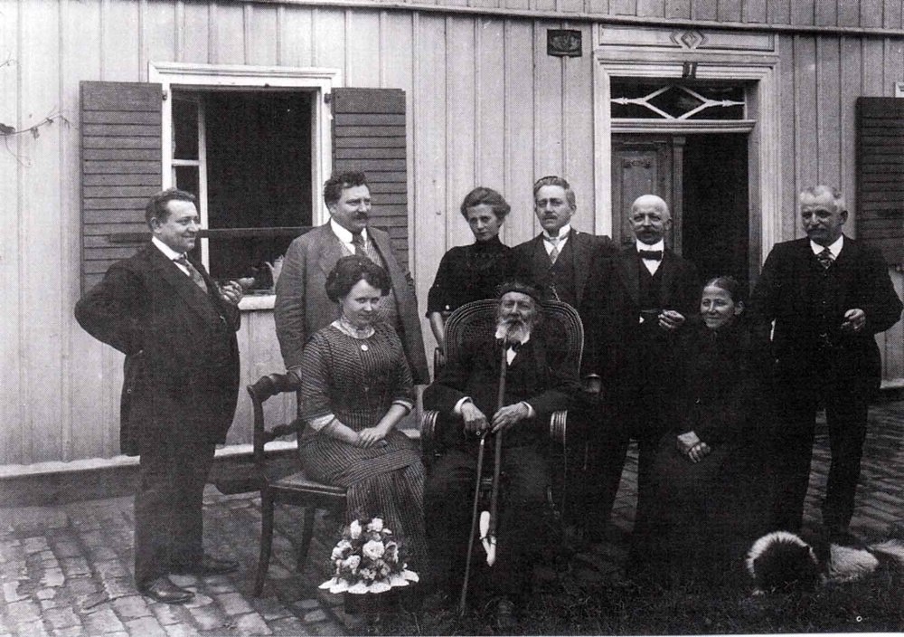 Wilhelm Fischer mit seinen fünf Söhnen (davon betätigten sich vier als Gastwirte in umliegenden Großstädten), Schwiegertöchtern und Tochter Julie Schaub geb. Fischer (sitzend rechts; Mutter von „Schaub’s“ Jenny Bender).