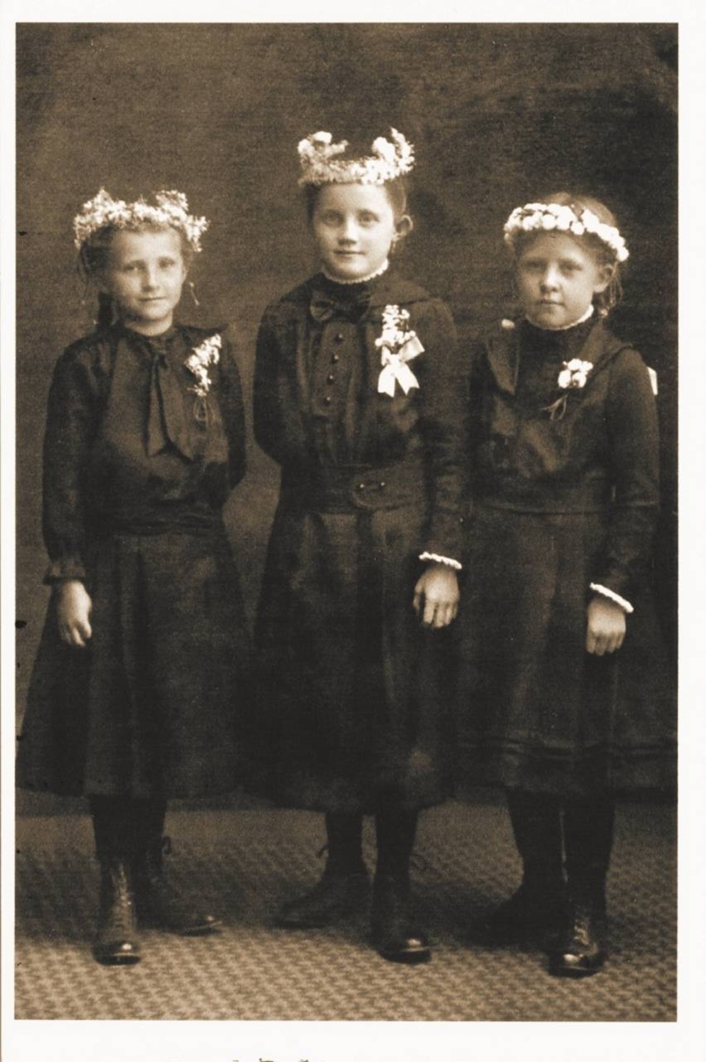 Weißer Sonntag 1919. Das Mädchen in der Mitte ist Maria Burger, verh. Eschbach aus Krebsauel.