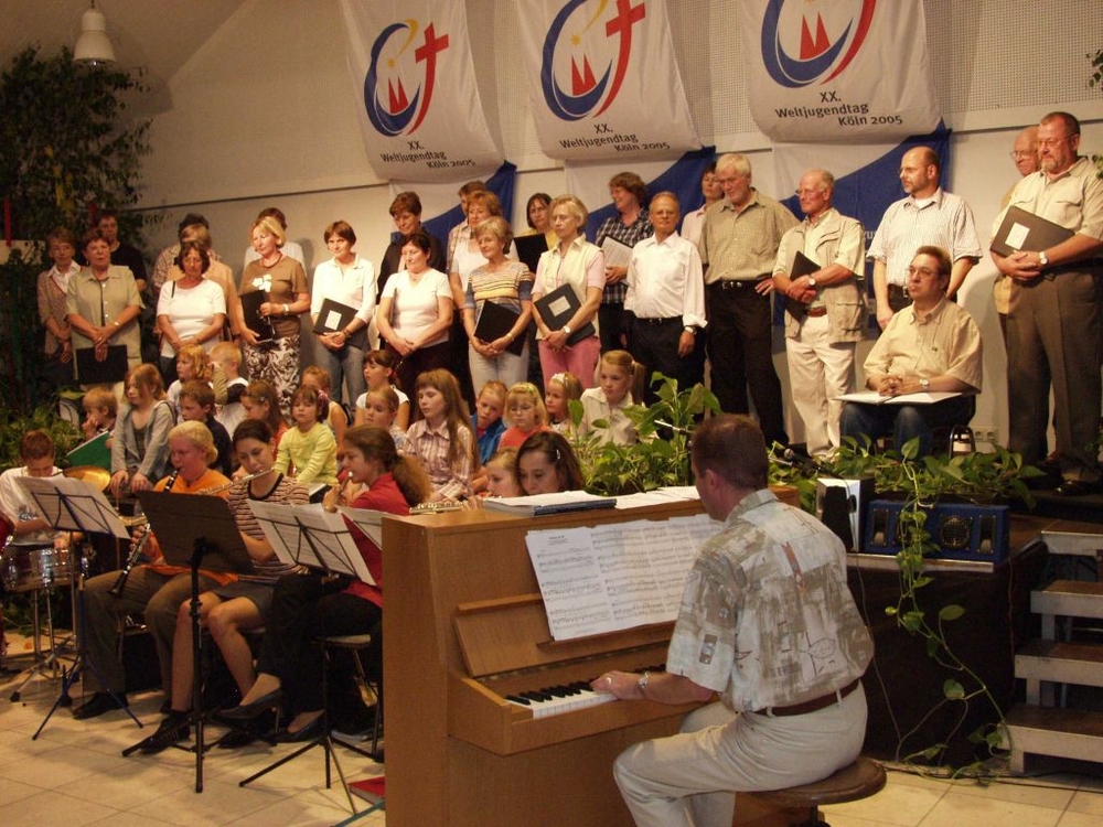 Musikfest im Pfarrheim mit Spendensammlung.
Andreas Janich am Klavier mit dem Lohmarer Pfarrchor und einer Kindergruppe.