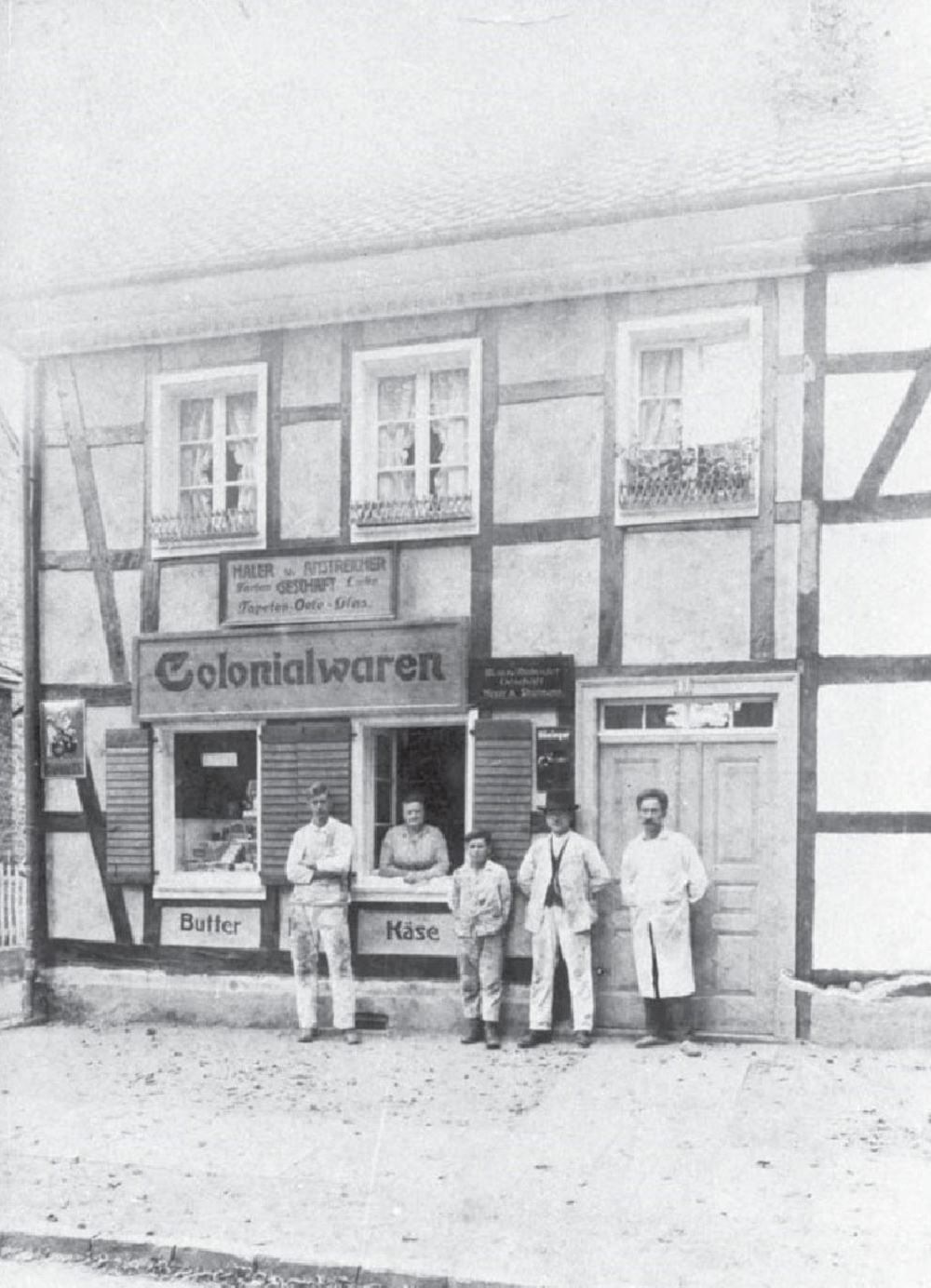 Das Bild muss in etwa Anfang der 1930er Jahre entstanden sein, da die Familie Hüser bis 1929/30 im Mühlenweg gewohnt hat. Im Fenster ist Frau Hüser zu sehen.