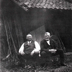 Original „Hohn’s Daniel“ mit Bruder Hugo in den 30er Jahren auf einer Apfelsinen-Kiste im „Auelchen. Im Hintergrund rechts: „ne Schliefsteen“ (ein Schleifstein).