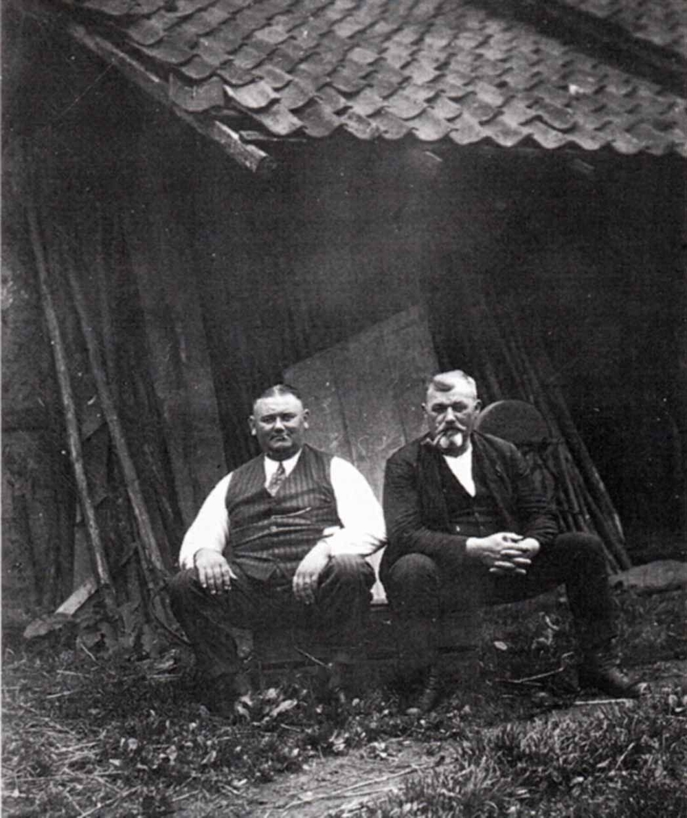 Original „Hohn’s Daniel“ mit Bruder Hugo in den 30er Jahren auf einer Apfelsinen-Kiste im „Auelchen. Im Hintergrund rechts: „ne Schliefsteen“ (ein Schleifstein).