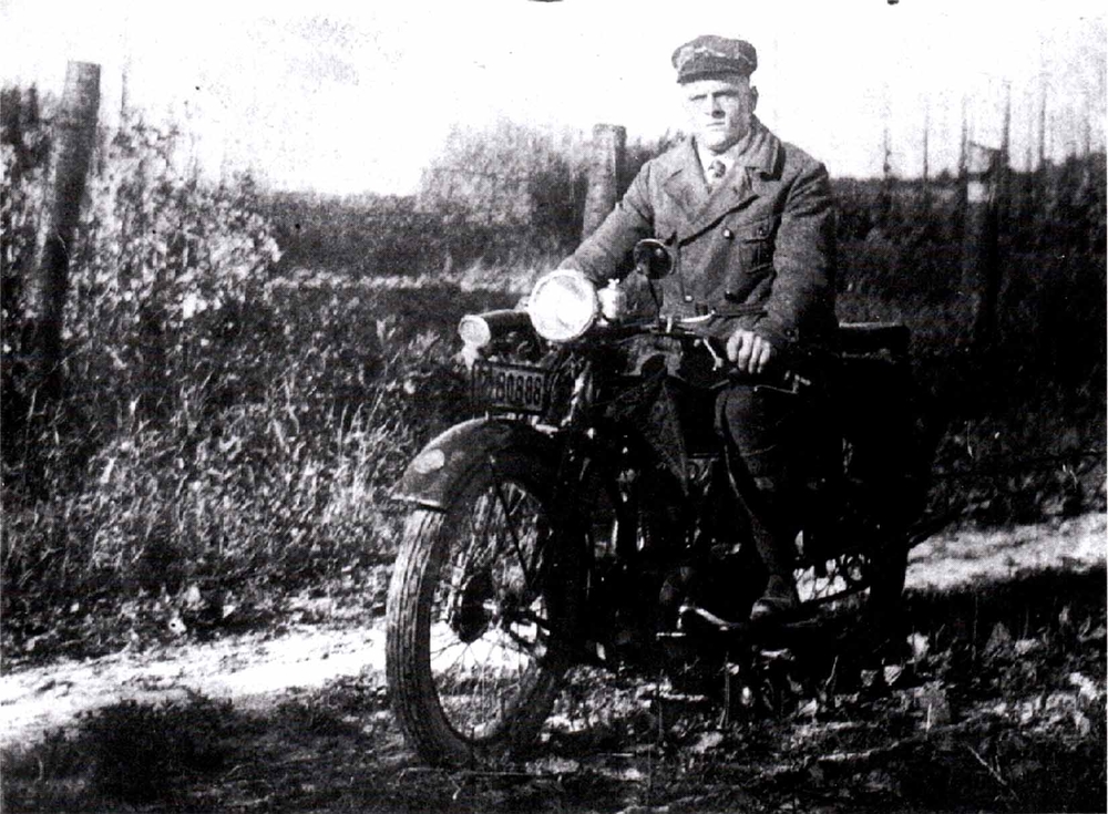 Karl Oberdörster, 1929 in Schönenberg auf seiner 500er "Ardie" mit Jap-Motor, Karbidlampe und Packtaschen. Baujahr 1928