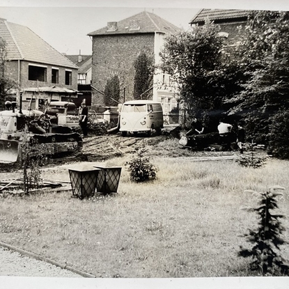 Foto 1962 von der Villa Therese aus. Der Neubau ist die Kreissparkasse. Daneben das um 1900 erbaute Haus Waldesruh. Es wurde 1980 abgerissen.