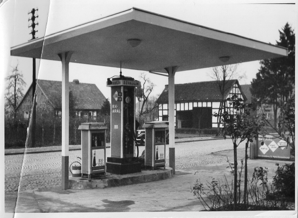 1937 Tankstelle und gegenüberliegende Seite 