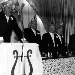 Karnevalssitzung 1955 im Hotel "Zur Linde". Vlnr.: Sitzungspräsident Adolf Heimig, Johann Postertz (Schreinerei Kirchstraße), Paul Schmitz, unbekannt, Josef Spürk (Friseursalon Kirchstraße)