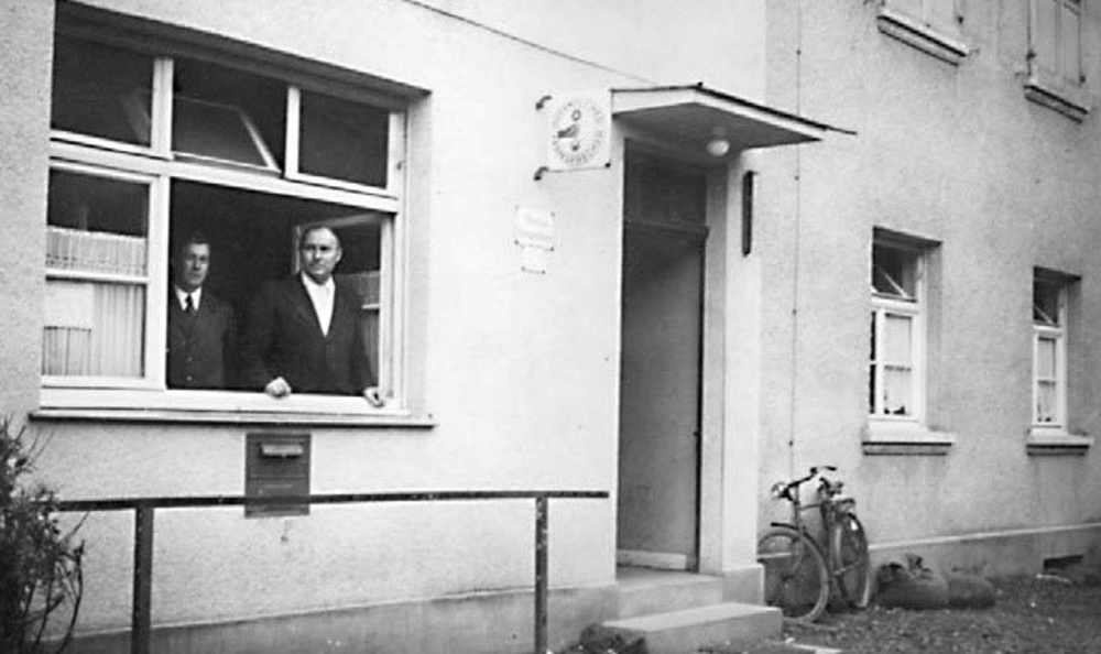 Auf der Poststraße befand sich die Post ab 1940. Am Fenster im Vordergrund Josef Henkel.