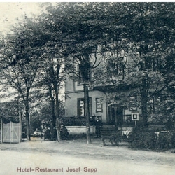 Joseph Sapp war vor dem 1. Weltkrieg Gemeindevorsteher und Schiedsman. Er erwarb das Haus von Arnold Niessen. Heute: Hauptstraße 35A (Jägerhof)