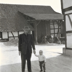 Ferdi Hein mit Sohn Jürgen 1963, oberer Knipscherhof