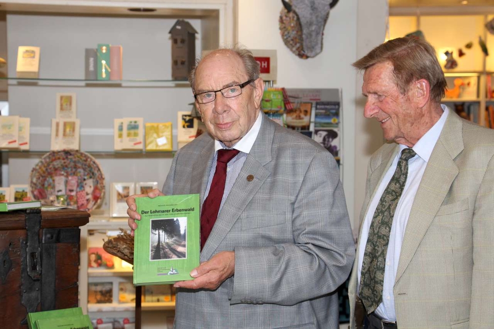 Heinrich Hennekeuser mit Wolfgang Manz vom HGV bei der Buchpräsentation 2015 in LesArt
Foto Muskatewitz