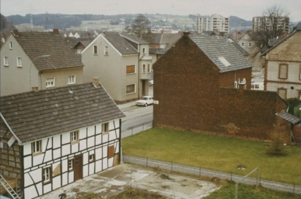 Foto (Heribert Frielingsdorf) aus dem Jahre 1985. Das alte Fachwerkhaus der Familie Frielingsdorf, der rote Backsteinbau ist das Haus der Familie Trautmann, später Frielingsdorf/Schulten, ganz rechts der Giebel des Restaurants
Margaretenhof.