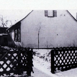 Foto von 1950. Altes Schul- und Küsterhaus (Nordansicht) Lohmar, erbaut 1819. Bis zum Abriss 1954 wohnte hier der Küster Thomas Kappes.