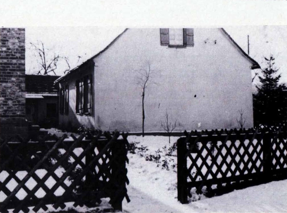 Foto von 1950. Altes Schul- und Küsterhaus (Nordansicht) Lohmar, erbaut 1819. Bis zum Abriss 1954 wohnte hier der Küster Thomas Kappes.