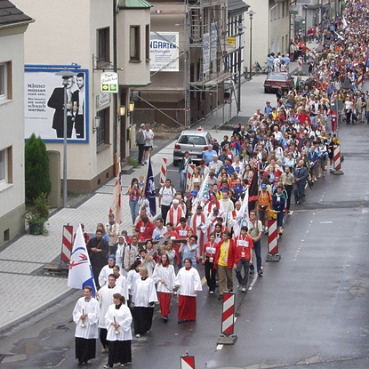 Kreuzweg über die Hauptstraße während des Umbaus