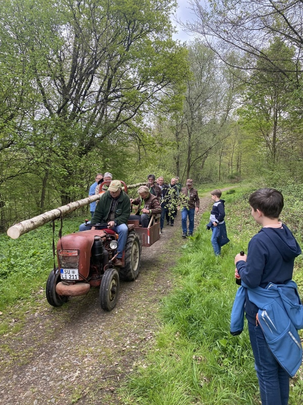 Transport Maibaum 2023 mit Traktor "Krieger". Junge Wegbegleiter: Leonard und Jakob Thiesen.