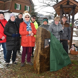 Die Stifterin Cäcilia Obermierbach enthüllte den Stein ganz vorsichtig – und war hellauf begeistert. Foto Ulrike Clever
