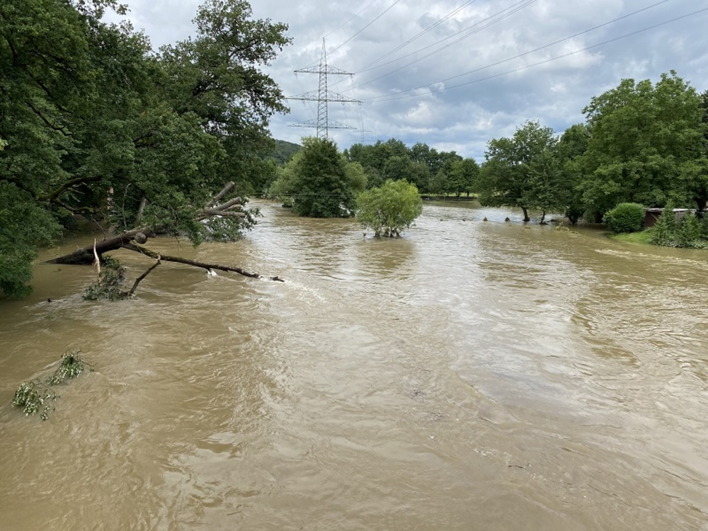 Aggerhochwasser Juli 2021, Blick von der Brücke rechts "Zur Alten Fähre"