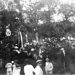 Das Foto zeigt, wie viele der Birker Bevölkerung an der B56 vor Franzhäuschen dem Liederkranz entgegenjubelten