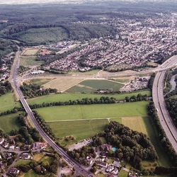 Blick aus Richtung Heppenberg: Von der Donrather Kreuzung (Mitte links) wird die B 484n über ca. 1 km auf die A 3 geführt. Vorne die L 288 in Richtung Rösrath.
Foto Morich