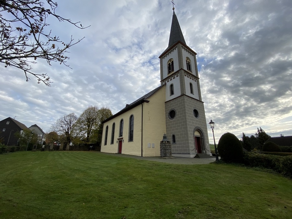 Evangelische Sankt Bartholomäus-Kirche Wahlscheid mit Kriegerdenkmal