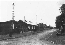 Bereits 1919 wurde das Waldlager der alliierten Besatzungsmächte am Ziegelfeld durch eine Hochspannungsleitung vom Troisdorfer Wasserwerk mit elekrischem Licht versorgt. Die Strommasten überragten die Baracken.