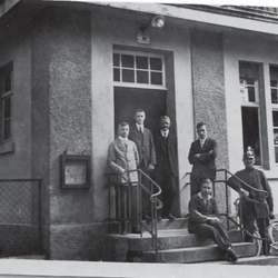 Foto 1930er. Vlnr: Peter Kemmerich, Josef Rörig I, Wilfrido Becker, Franz Köb, sitzend Josef Rörig II und Polizeimeister Gurschke mit seinem Dienstfahrrad.