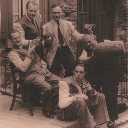 von links: Adalbert Streichardt, Willy Küpper (Fotogeschäft in der Kirchstraße) Heinrich Lohmar (1. Vorsitzender), Thomas Kappes (Chorleiter und gebürtig von Rachtig) und vorne Hans Eich.