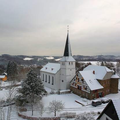 Kirche und Burg Honrath im Dezember 2017