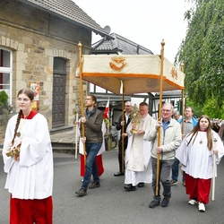 Nach dem Rundgang durch den Kern des Kirchdorfes, ging es zurück zur Kirche auf der Anhöhe. Hier fand die letzte Andacht statt und es wurde der eucharistische Segen mit der Monstranz gespendet.