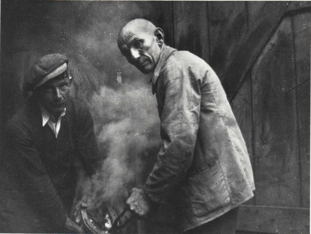 Schmiedemeister Karl Lindenberg (rechts). Weeg, bei der Arbeit im Jahr 1935.