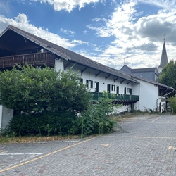 Aggertalhotel und Gasthof "Zur alten Linde" mit Kirche St. Bartholomäus im Hintergrund im August 2026