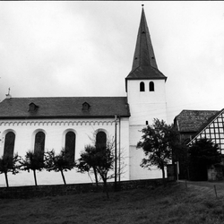 Foto zeigt die verputzte Kirche 1986
