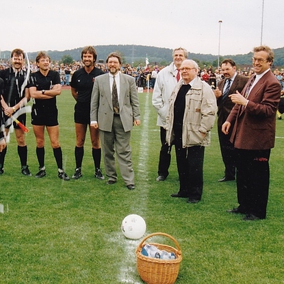 Einweihung Stadion Donrather Dreieck, 11.6.1991. Vlnr.: Rolf Lindenberg, Schiedsrichtergespann, Horst Schöpe, Max Schäfer (Vors. Fußbalkreis Sieg), Kurt Müller (Mitglied des Kreistages), Hans Peter Kolombo (Vors. Kreissportbund), Kurt Stremlau, Wolfgang Röger.