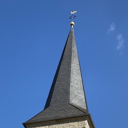 Kirchturmspitze St. Johannes im April 2022