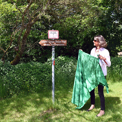 Tatjana von la Valette enthüllte das neue Wanderpfad-Hinweisschild. Der Verkehrs- und Verschönerungsverein Wahlscheid/Aggertal e.V. hatte den beliebten Wanderweg zwischen Schloss Auel und Windlöck mit neuen Hinweisschildern versehen, die ihn jetzt als „Johann-Gregor-Breuer-Pfad“ ausweisen. Mit großer Sicherheit haben Adam Joseph und Johann Gregor Breuer diesen Weg oft beschritten.