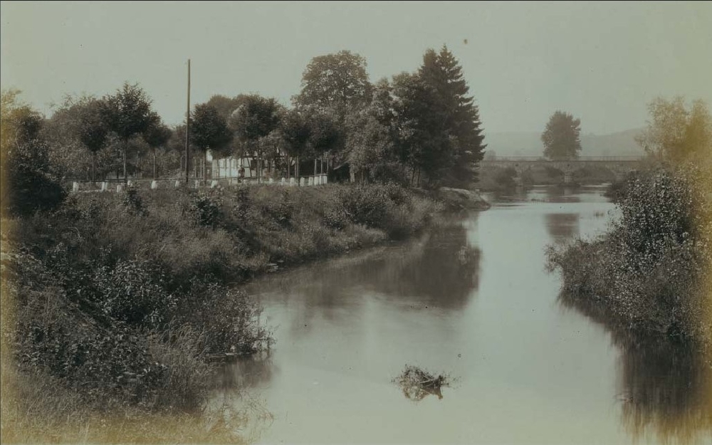 Foto zwischen 1896 und 1900 mit Blickrichtung Lohmar. Links das Fährhaus, im Hintergrund die  Steinbogenbrücke, erbaut 1873  und 1940 vom Hochwasser zerstört.