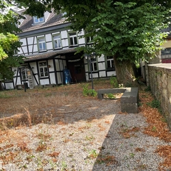 Blick über den historischen Marktplatz zum Gasthof entlang der Mauer zur ev. Bartholomäuskirche.