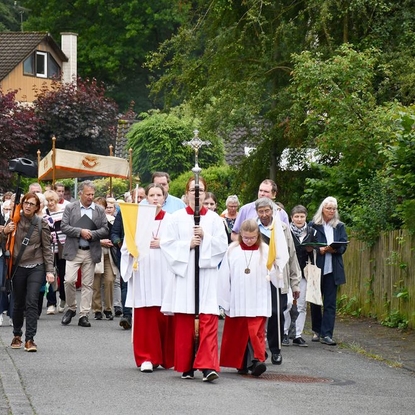 Die Fronleichnamsprozession von Sankt Johannes führte in diesem Jahr 2026 durch das Kirchdorf Neuhonrath.