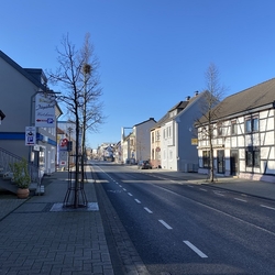 Blickrichtung Siegburg, rechts Hauptstraße 14 im Febr. 2022