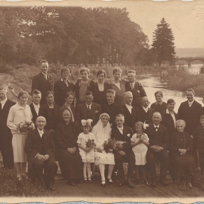 von links, ohne Ortsangabe ist Donrath: hinten: 1. Ferdinand Burger, 2. Lisa Bargon, 3. und 4. unbekannt, 5. Maria Gertrud Kreuzer (von der Gaststätte Landwehr bei Marialinden) und 6. Johann Burger;Mitte: 1. Sybille ? verh. Ebel (Overath), 2. Karl Ebel (Overath), 3. Maria Burger verh. Eschbach, 4. Josef Burger (Vater von Helene Klug in Lohmar), 5. Helene Schwamborn (Schachenauel), 6. Anna Burger geb. Schmitz (Bachermühle), 7. Anton Burger, 8. Pater Ebel, 9. und 10. unbekannt, 11. Maria Burger, 12. Anna Gertrud Burger geb. Gründenich (Aggerhof in Vilkerath), 13. Peter Burger (Aggerhof in Vilkerath), 14. Willi Burger und 15. seine Ehefrau Elisabeth geb. Klein, 16. vor Willi Burger ein Junge; sitzend: 1. Vater Ebel?, 2. Katharina Burger geb. Engels (Brautmutter), 3. unbekannt, 4. Katharina Ebel geb. Burger, 5. Heinrich Ebel (Overath), 6. unbekannt, 7. Heinrich Burger (Brautvater) und 8. Mutter Ebel?.