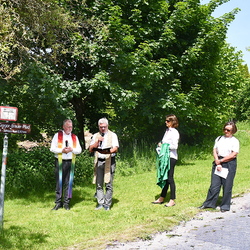Alle Geistlichen mit der Gastgeberin bei der Einweihung des Wanderpfades.