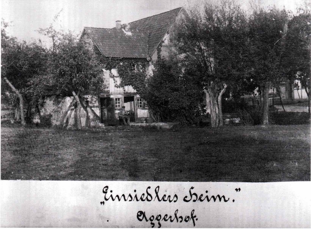 Zweifamilienwohnhaus Münchhofener Straße 3 (hinter dem Haus „Orthopädie Gammersbach“). Das Haus steht heute noch. 