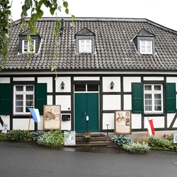 An der alten Schule von Neuhonrath erinnerte die Dorfgemeinschaft Neuhonrath + Auel an die verdienten Söhne der Kirchengemeinde: Johannes Höver und Johann Gregor Breuer.