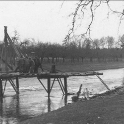 Notbrücke kurz nach dem Einmarsch der Amerikaner.  Die ca. 2 Meter breite Holzbrücke über die Agger war tiefliegend, höchstens 1m über dem Wasserspiegel angelegt. Fertiggestellt und befahrbar war sie etwa Mitte Juni 1945. Aber schon beim ersten Hochwasser wurde die Brücke weggeschwemmt, es gab für einige Wochen nur die Möglichkeit, von Altenrath über Donrath nach Lohmar zu kommen.