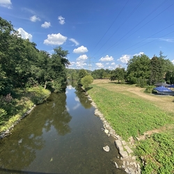 Agger am 16.8 2022, Blick von der Brücke rechts "Zur Alten Fähre"
