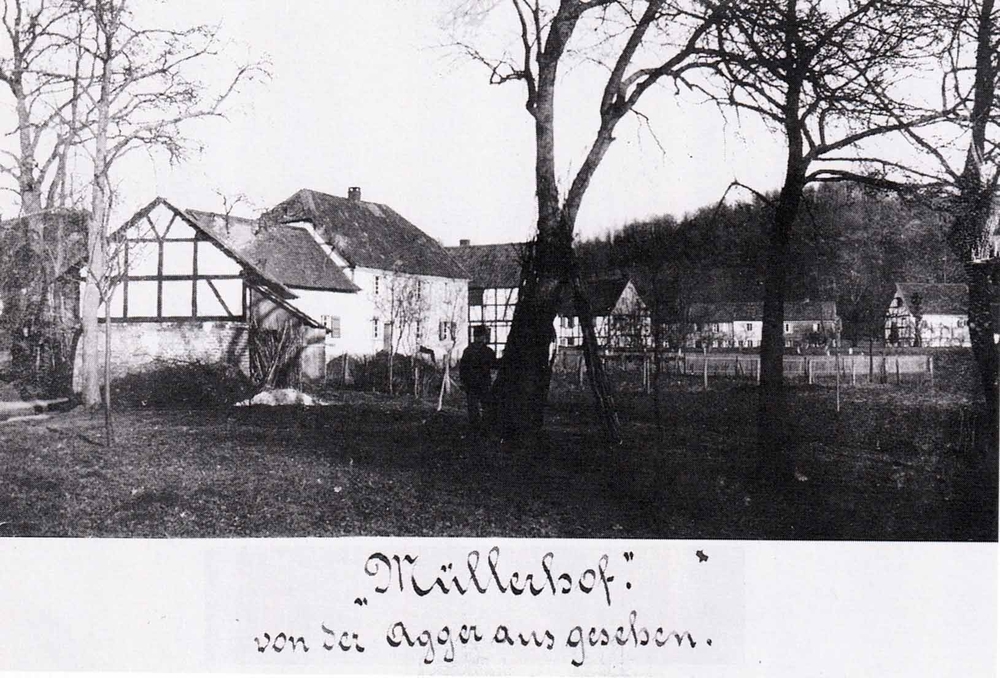 Der Müllerhof von der Agger aus gesehen. Das langgestreckte Gebäude im Hintergrund – rechte Bildhälfte – nannte man „Kaserne“.