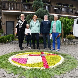 Bei jedem Fronleichnamszug denken sich die Damen vom Dilettantenverein Neuhonrath ein neues Blüten-Bild aus.
