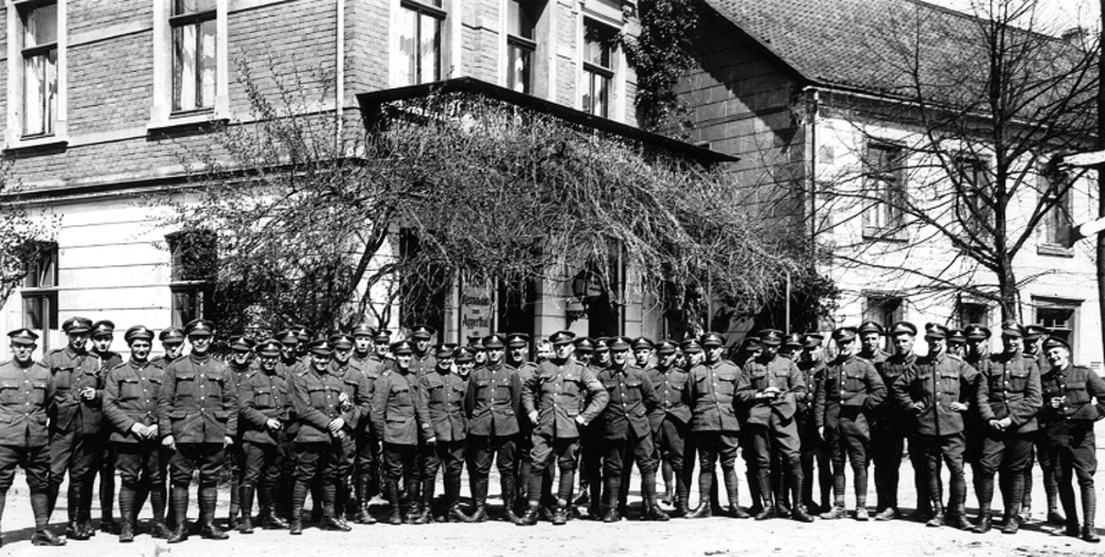 Britische Soldaten vor dem Hotel Hermanns (Schnitzler) Ecke Hauptstraße/Kirchstraße